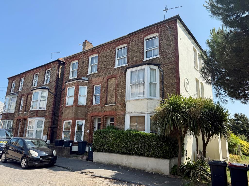 Lot: 149 - FREEHOLD INVESTMENT INCLUDING VACANT FLAT - Freehold block
